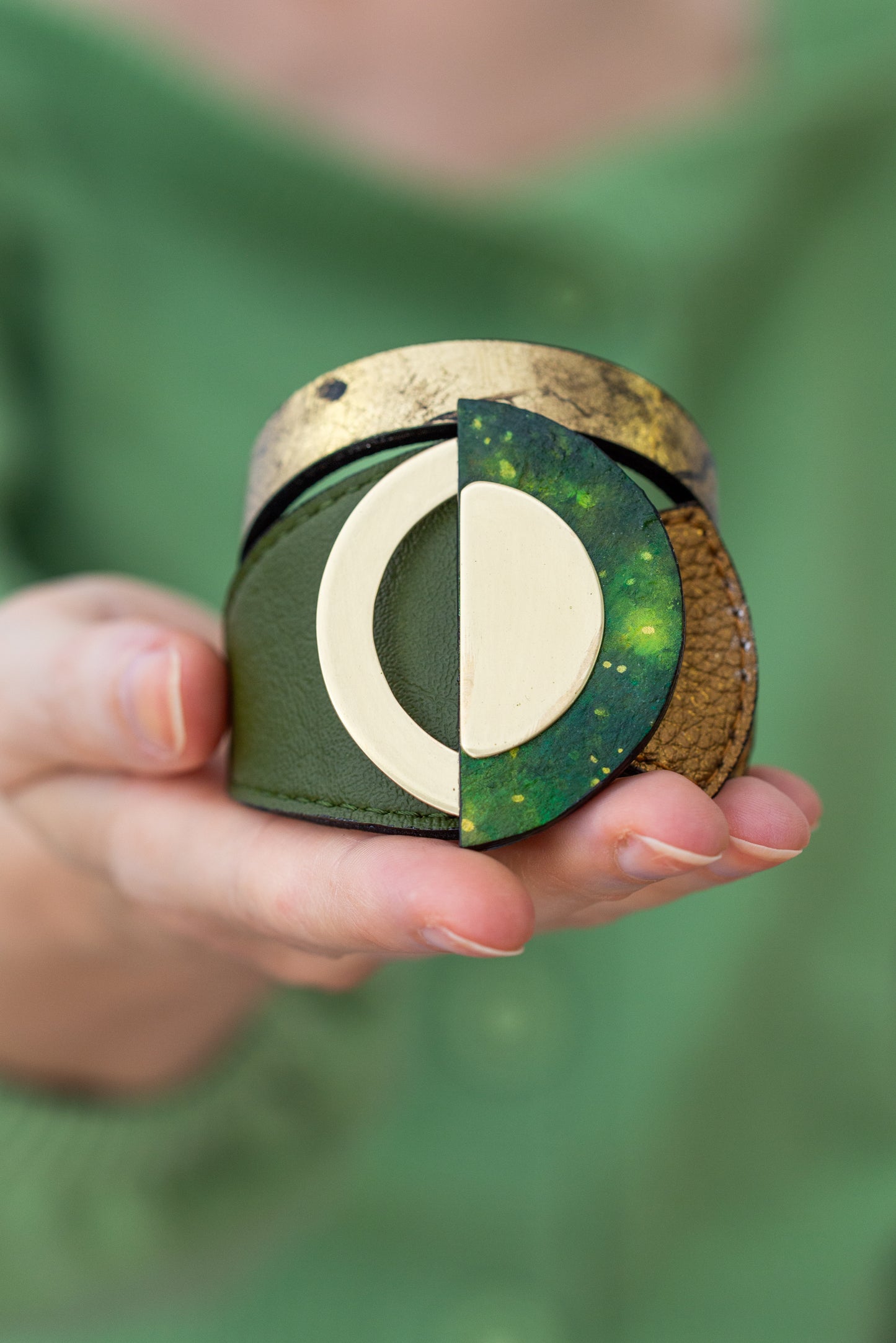 IRIDESCENT MOONSHINE - OLIVE GREEN